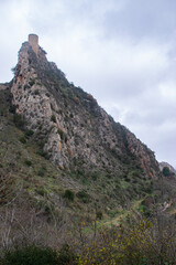 Fototapeta premium Paisaje otoñal de montaña con torre de castillo de Poza de la Sal, Burgos