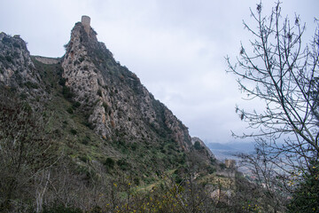 Fototapeta premium Paisaje otoñal de montaña con torre de castillo de Poza de la Sal, Burgos