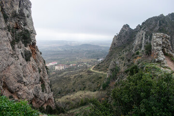 Paisaje de monta&ntilde;a de caliza con caminos un d&iacute;a nublado de Poza de la Sal, Burgos