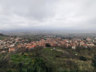 Obraz premium Panorámica aérea del pueblo Poza de la Sal (Burgos) un día nublado