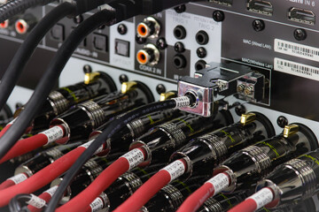 Connection of electronic modules in a multimedia telecommunication rack.