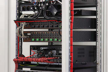 Connection of electronic modules in a multimedia telecommunication rack.
