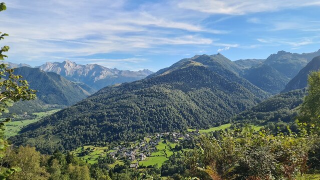 Bilh&egrave;res, la vall&eacute;e d'Ossau et le Pic de Ger vus depuis le plateau du Benou pr&egrave;s des cromlechs de Lous Couraus (Pyr&eacute;n&eacute;es b&eacute;arnaises)