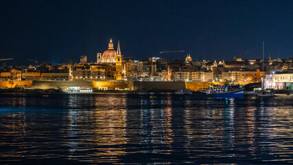 Fototapeta premium Blick auf die beleuchtete Altstadt von Valletta