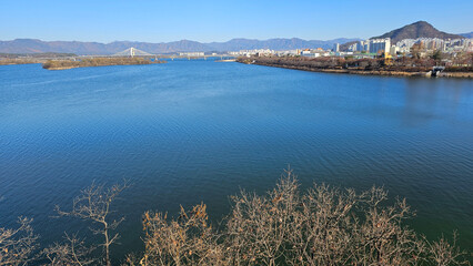 Fototapeta premium 대한민국 강원도 춘천시 의암호수와 산, 하늘이 있는 도시 풍경