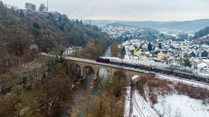 Dampflok über einem Viadukt
