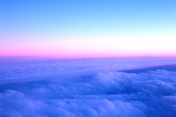 飛行機から雲の上の風景