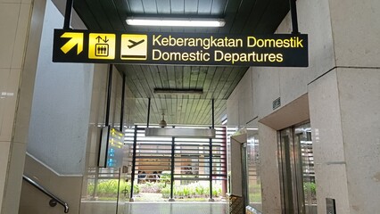 directions inside the airport, making things easier for airplane passengers.