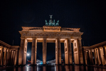 Fototapeta premium Brandenburg Gate at Night: The iconic Brandenburg Gate illuminated at night, a symbol of Berlin’s rich history