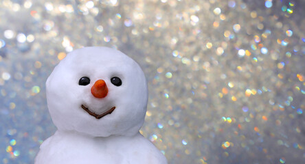 Obraz premium Smiling snowman on a New Year's background of bright bokeh lights