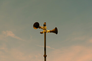 防災スピーカーと夕方の空
