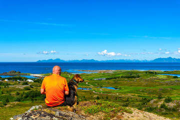 Mann und Hund am Atlantik