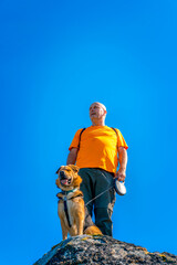 Mann mit Hund hochkant