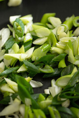 Obraz premium Stir-fried green onions in a pan