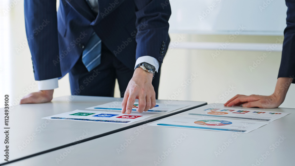 Poster ビジネス、会議、ミーティング、ビジネスマン、仕事、マーケティング、グラフ、調査、ビジネスシーン、レポート、分析、チームワーク、ビジネスパーソン、オフィス、相談、アドバイザー、コンサルタント、コンサルテ