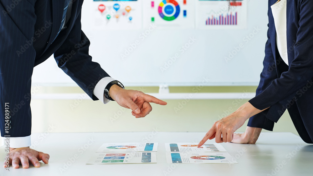 Aufkleber 会議、ミーティング、ビジネス、仕事、チーム、マーケティング、ビジネスパーソン、チームワーク、商談、プロジェクト、書類、企画、二人、オフィス、企業、会社、グラフ、リサーチ、アドバイザー、調査、コミュニケ