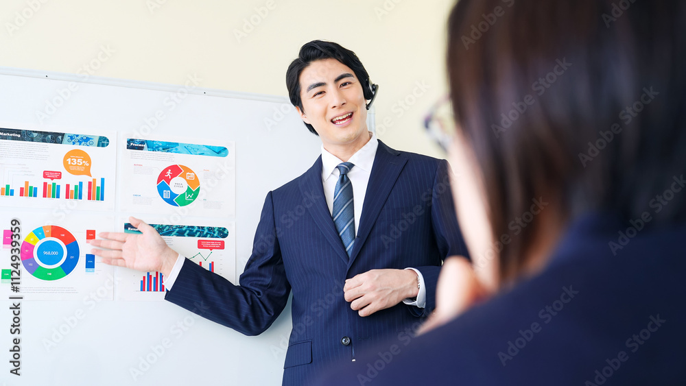 Poster セミナー、プレゼンテーション、ビジネス、男性、会議、ビジネスマン、プレゼン、講師、ミーティング、講座、研修、ヘッドセット、スクール、日本人、カンファレンス、教師、教室、ビジネスパーソン、人材、ホワイトボード、金融、投資、資産運用、アドバイザー、コンサル、コンサルティング、コンサルタント、ファイナンシャルプランナー、FP、副業、自己啓発、OJT、PDCA、マーケティング、リサーチ、調査、発表、経営、