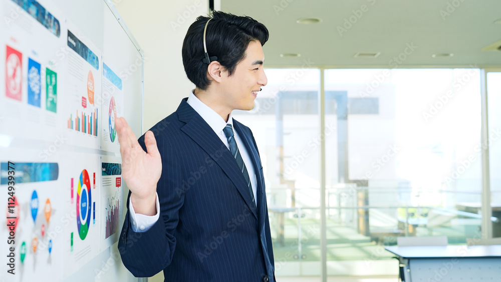 Poster プレゼンテーション、男性、ビジネス、プレゼン、ビジネスマン、会議、セミナー、仕事、ミーティング、ホワイトボード、講師、日本人、ビジネスパーソン、研修、説明、コーチング、教室、スクール、レッスン、書類、営業、宣伝、笑顔、若い、リサーチ、人材、おすすめ、紹介、オフィス、スーツ、データ、グラフ、商談、投資、資産運用、サロン、先生、教師、レクチャー、戦略、経営、マネジメント、マーケティング、30代、アドバ