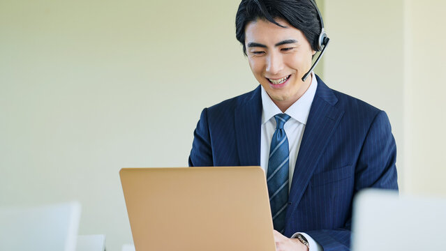 オペレーター、ノートパソコン、ビジネス、男性、ヘッドセット、ビジネスマン、仕事、通話、コールセンター、テレアポ、テレフォンアポイントメント、営業、電話、カスタマーサポート、サポートセンター、日本人、ビデオ通話、DX、ヘッドホン、オフィス、ビジネスパーソン、スーツ、デジタル、トランスフォーメーション、IT、シリアス、オンライン、ホットライン、受付、サポート、窓口、予約、eコマース、通信販売、問い合わ