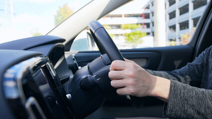 ドライバー、男性、自動車、ドライブ、運転、ハンドル、ウィンカー、交通、インテリア、車内、コックピット、安全、笑顔、快適、道路、日本人、通勤、旅行、観光、運転席、ダッシュボード、インパネ、シート、サンルーフ、フロントグラス、駐車場、トラフィック、GPS、モビリティ、MaaS、ITS、操作、乗車、マイカー、オーディオ、エレクトロニクス、カー用品、車内空間、ADAS、リラックス、セーフティ、システム、運