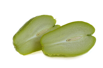 Chayote coupée en deux en gros plan sur fond blanc