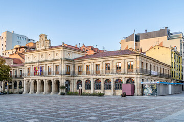 Obraz premium Exterior facade of the buildings in the Plaza de Saint Marcellus in the city of Leon, Spain
