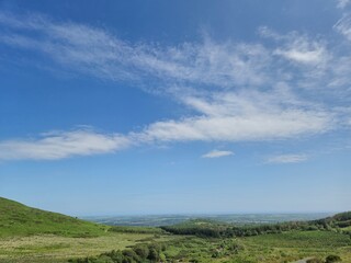 Obraz premium Highland Grassland Under a Cumulus Sky
