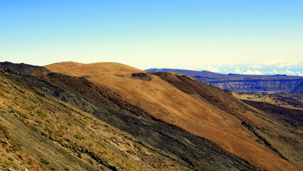 bunte Lavahänge am Vulkan Teide in Teneriffa auf den kanarischen Inseln unter blauem Himmel © globetrotter1