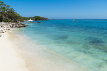 Fototapeta premium Hidden white sandy beach at Isla Grande, the largest island of Rosario Islands, Colombia.