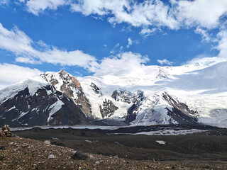 Fototapeta premium Breathtaking snow-covered peaks rise majestically against a clear blue sky, showcasing nature beauty and serenity
