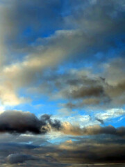 Naklejka premium Thundery Stormy Cloudy Blue and Grey Skyscape Sky with large Clouds
