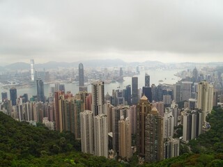 Obraz premium Hong Kong Bay Skyline on a Cloudy Day