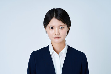 スーツ姿の若い女性