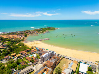 Obraz premium Imagem aérea da praia de meaipe em um dia ensolarado. Areias brancas, mar calmo e praia deserta.