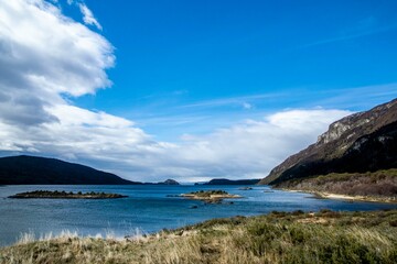 Montañas cubiertas de nieve en zona de glaciares en un día soleado.