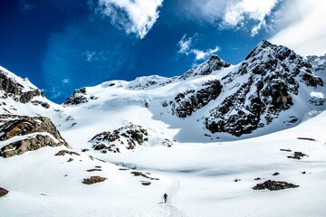 Obraz premium Montañas cubiertas de nieve en zona de glaciares en un día soleado.