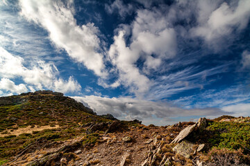 Nubes sobre el Pico Santuy en la Sierra de la Puebla