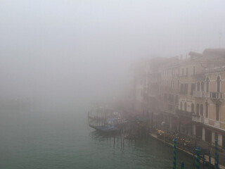 Spooky view from rialto bridge over canal grande venice
