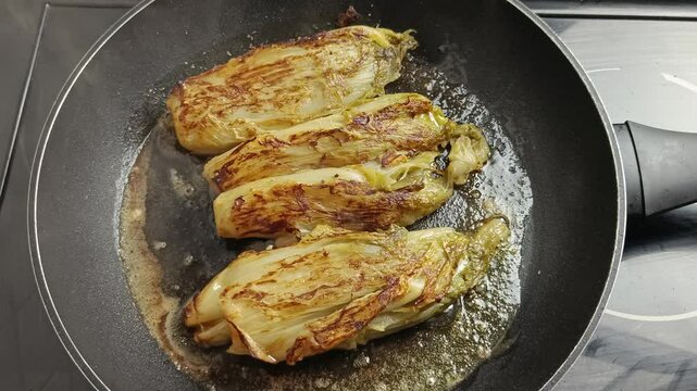 endives brais&eacute;es, en cuisson dans une po&ecirc;le