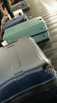 Valise sur le tapis transporteur &agrave; bagages dans la zone de retrait des bagages d'un terminal de l'a&eacute;roport