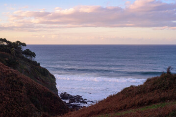 Playa en litoral asturiano al atardecer