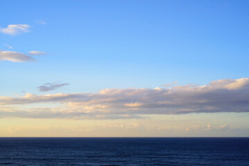 Nubes en horizonte marino