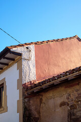 Fachada soleada en casa de pueblo
