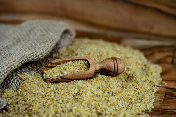 getrockneter Bulgur auf Olivenholz