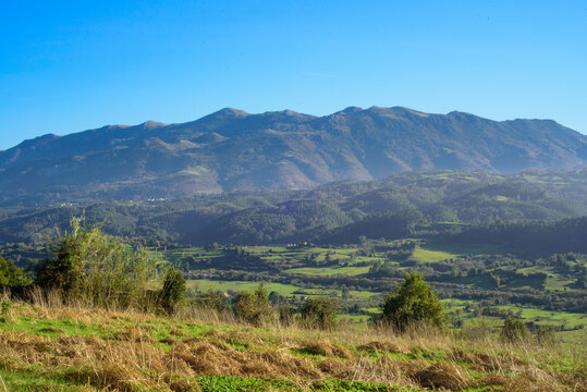 Sierra de sueve en el horizonte en d&iacute;a soleado