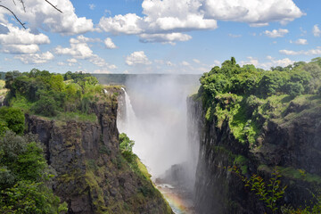 Obraz premium Victoria Falls, aka Mosi oa Tunya, obscured by mist. View from the Zimbabwe side.