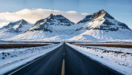 Route vers les sommets enneig&eacute;s