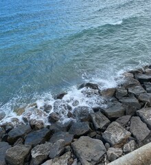 Fototapeta premium waves on the rocky beach