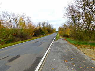 Eine Landstraße zwischen zwei Dörfer in der Uckermark