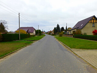 Eine Straße im Dorf in der Uckermark